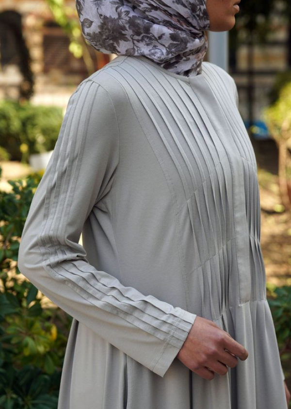 Atasan dengan detail lipit pada bagian dada